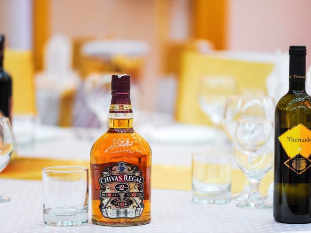 Quelle boisson de récupération choisir : eau, électrolytes ou