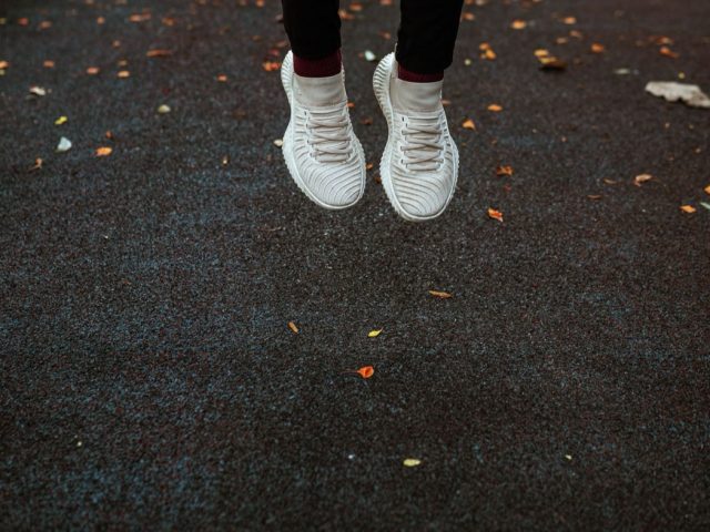 Manchons de compression ou bas de contention : que choisir ?